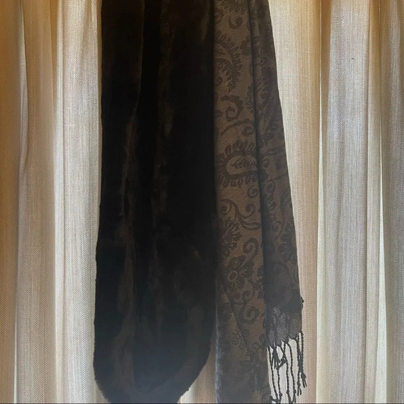 2 scarves 1 black infinity faux fur 1 gray lightweight pashmina - Picture 3 of 8